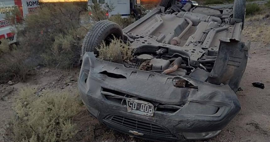 Volcoacute un auto en la Ruta Nacional 152