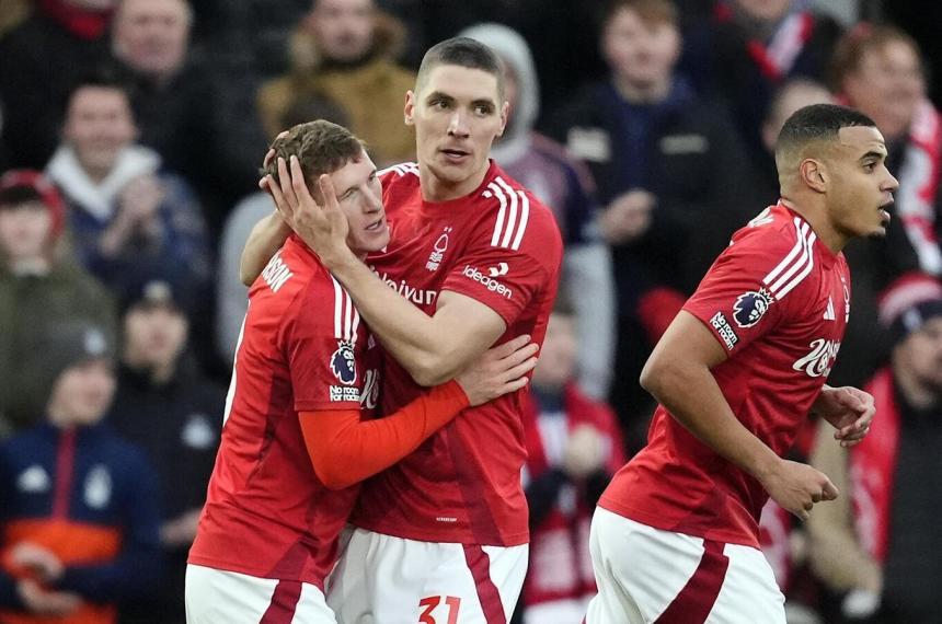 Nottingham Forest volvioacute a ganar y no se baja de la pelea