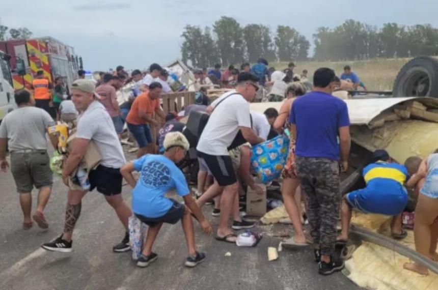 Murioacute un camionero en un vuelco- caos por el saqueo de la carga