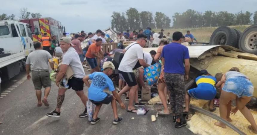 Murioacute un camionero en un vuelco- caos por el saqueo de la carga