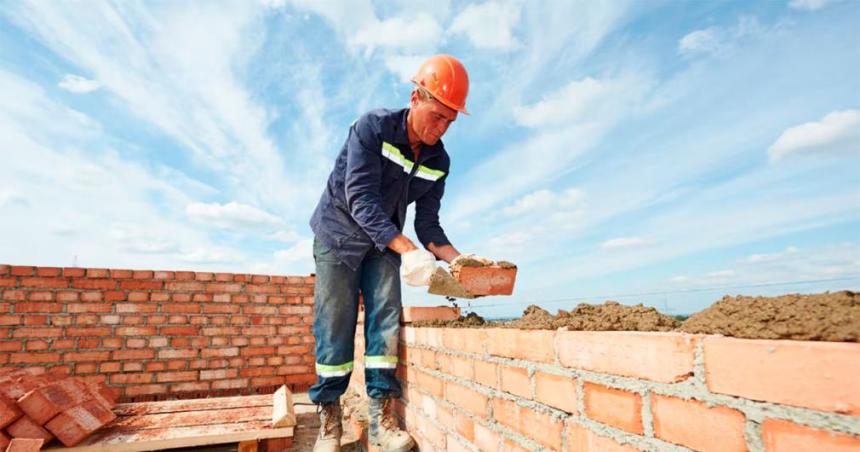 Seis consejos para trabajar al aire libre o en ambientes mal ventilados en medio de la ola de calor