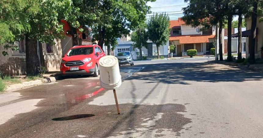 Una peacuterdida en la calle Ayala genera problemas a los automovilistas