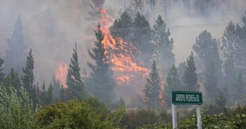 Sigue el incendio forestal en Epuyeacuten y ya se quemaron maacutes de 3 mil hectaacutereas