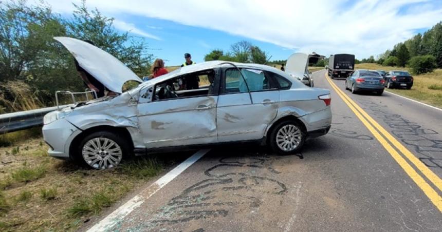 Un auto mordioacute la banquina y volcoacute en la Ruta Nacional 35