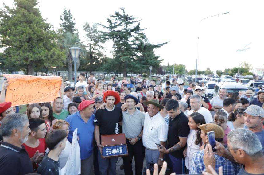 Emotivo recibimiento en Toay al domador subcampeoacuten en Jesuacutes Mariacutea