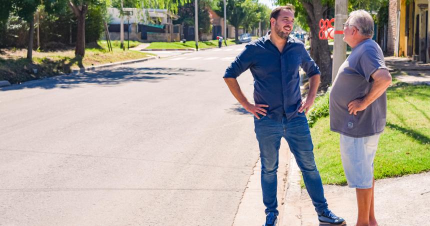 El intendente di Naacutepoli visitoacute a vecinos de la Calle Santa Cruz