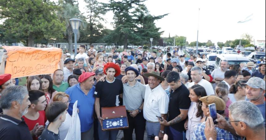 Emotivo recibimiento en Toay al domador subcampeoacuten en Jesuacutes Mariacutea