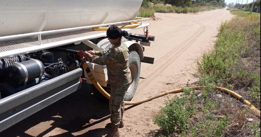 La Municipalidad y el Ejeacutercito distribuyen agua potable en zonas sin red