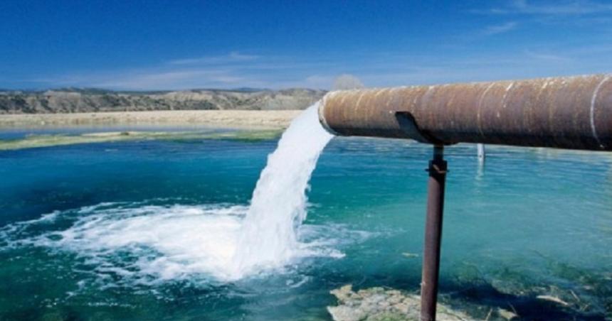 Mendoza cobra el agua a las mineras mientras niega el acceso a La Pampa