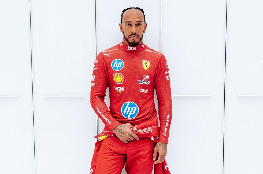 Hamilton posoacute por primera vez con la indumentaria de Ferrari