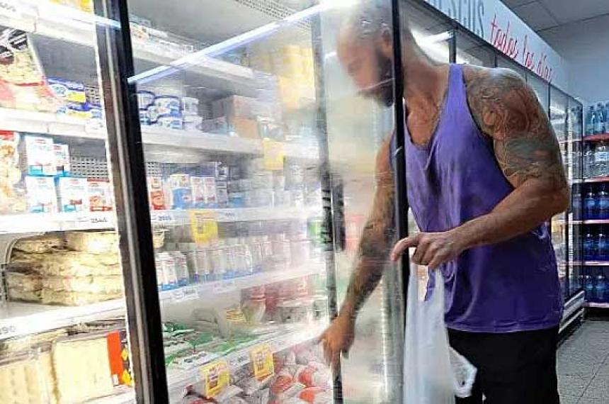 Las ventas en supermercados cayeron 76-en-porciento- en el primer antildeo de la era Milei