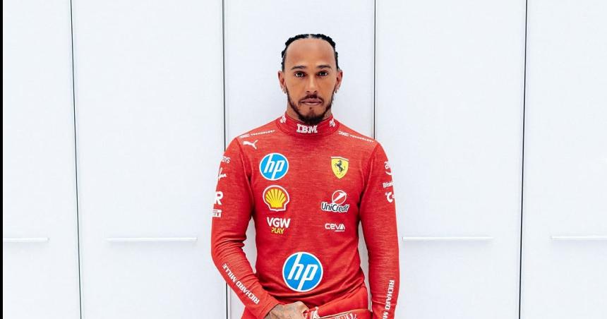 Hamilton posoacute por primera vez con la indumentaria de Ferrari