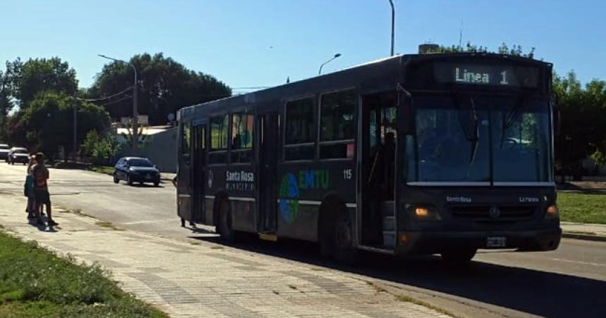 Se rompioacute un colectivo del EMTU y dejoacute a los pasajeros a pie