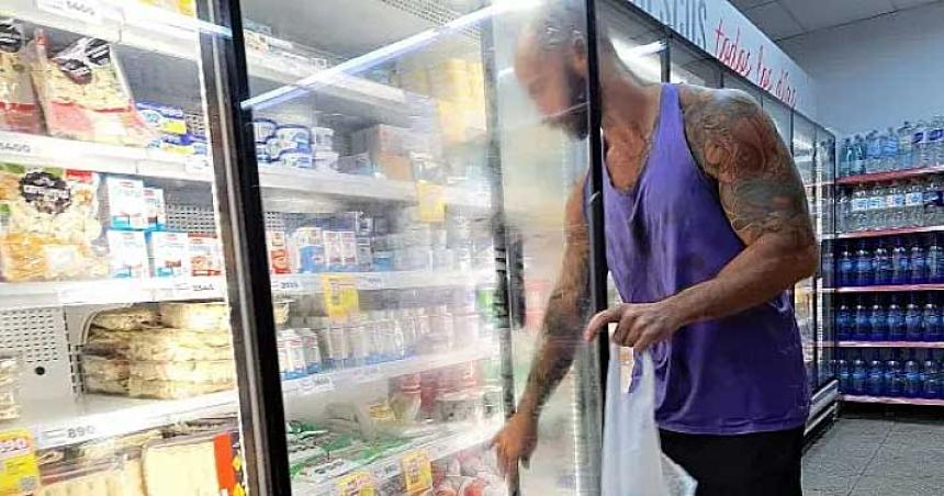 Las ventas en supermercados cayeron 76-en-porciento- en el primer antildeo de la era Milei