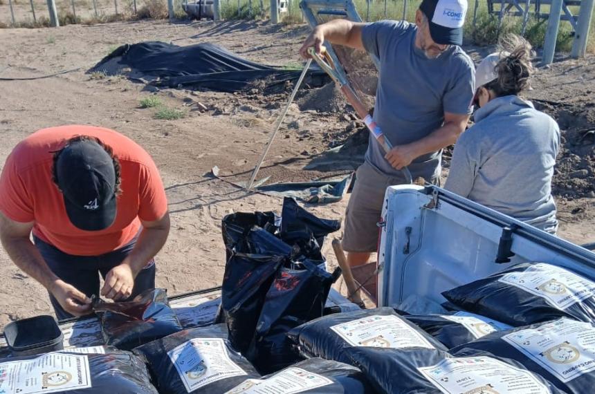 Producen abonos orgaacutenicos a partir de guano caprino en Algarrobo del Aacuteguila