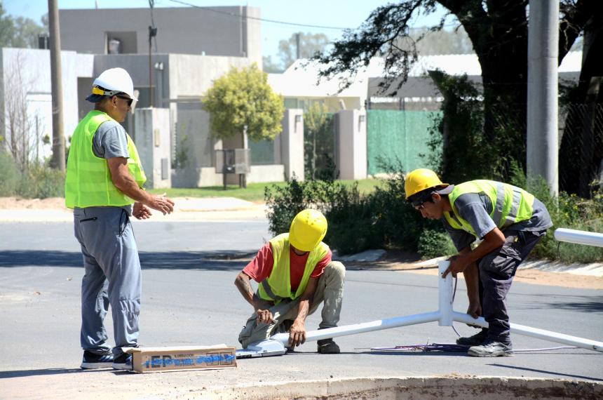 Empezaron a colocar las luminarias en la nueva avenida Felice