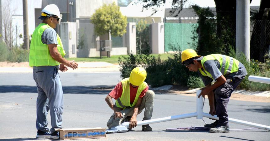 Empezaron a colocar las luminarias en la nueva avenida Felice