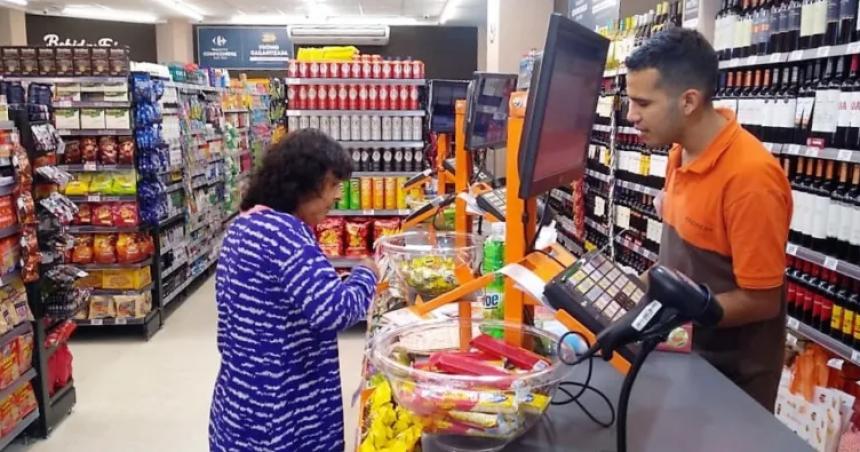 Acuerdan nuevo aumento a empleados de comercio- coacutemo quedaron los salarios