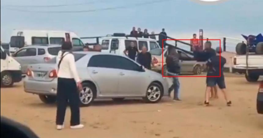 A las pintildeas en la playa- un trapito quiso cobrarle 20000 para estacionar el auto