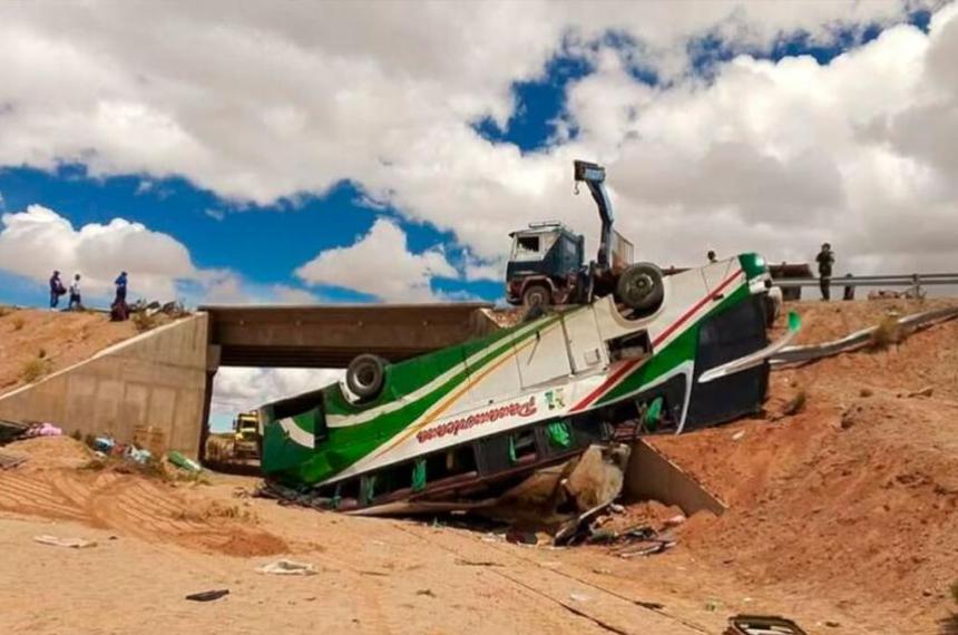 Bolivia- chofer perdioacute el control del colectivo y murieron 19 pasajeros