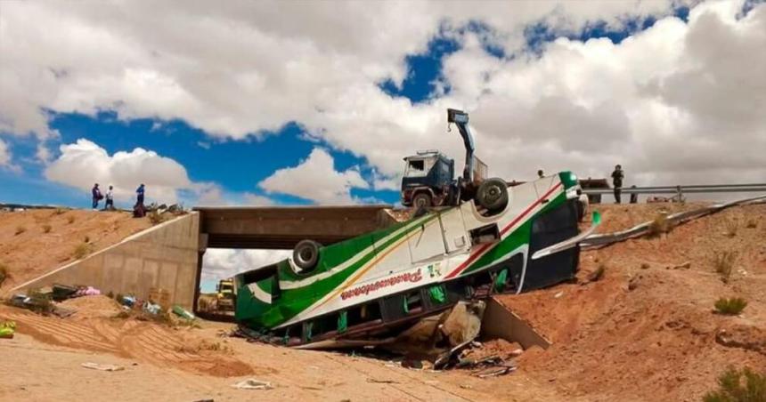 Bolivia- chofer perdioacute el control del colectivo y murieron 19 pasajeros