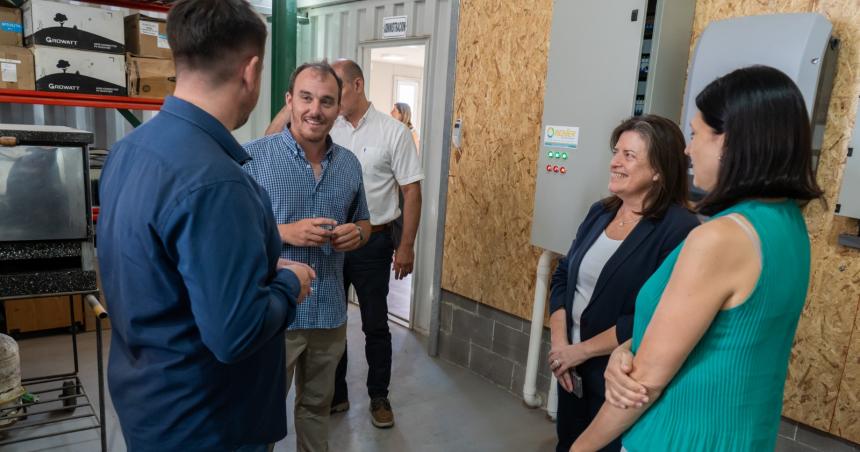 La ministra de Produccioacuten visitoacute dos empresas que se instalaron en el Parque Industrial