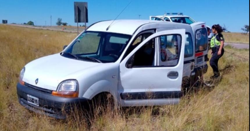 Se despistoacute un utilitario con una familia de turistas en la Ruta 35