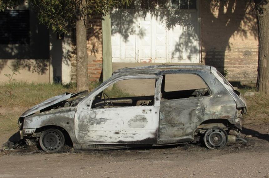 Se incendioacute un auto en Acha- la conductora alcanzoacute a sacar a sus tres hijos