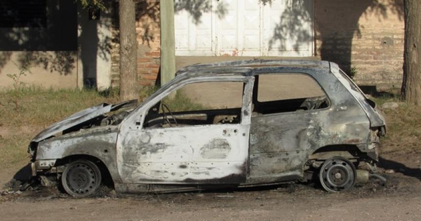 Se incendioacute un auto en Acha- la conductora alcanzoacute a sacar a sus tres hijos