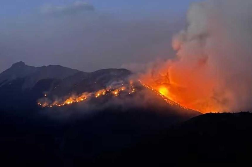 Incendio en El Bolsoacuten- el fuego arrasoacute maacutes de 1600 hectaacutereas y destruyoacute una escuela