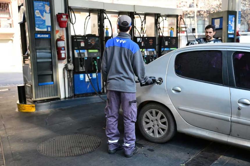 El Gobierno no aumentaraacute el impuesto a los combustibles en febrero