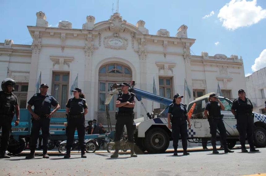 Crimen del delivery- vecinos atacaron con piedras la Municipalidad en reclamo de justicia