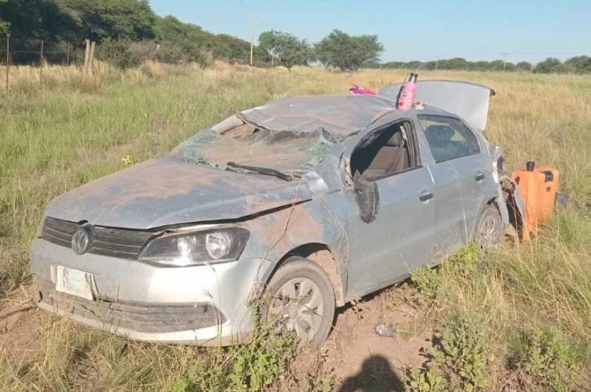 Una familia de Winifreda volcoacute en la Ruta Provincial 10