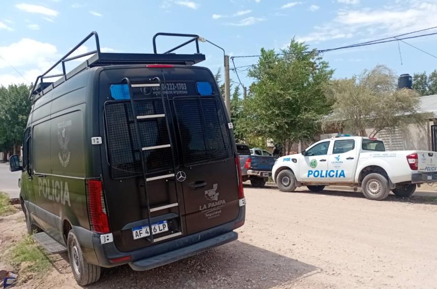 Detienen a un menor santarrosentildeo que cometioacute un asalto a mano armada