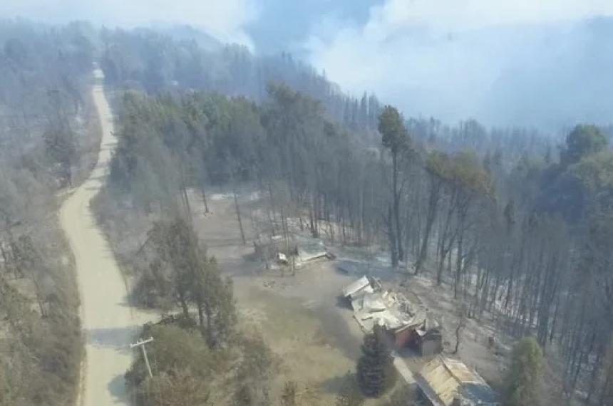 El Bolsoacuten- evacuaron a 800 turistas y el fuego ya arrasoacute maacutes de 2000 hectaacutereas