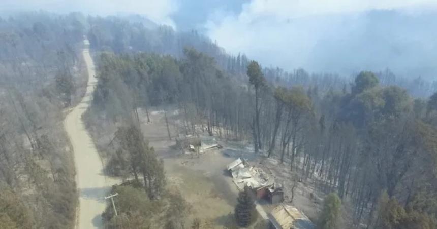 El Bolsoacuten- evacuaron a 800 turistas y el fuego ya arrasoacute maacutes de 2000 hectaacutereas