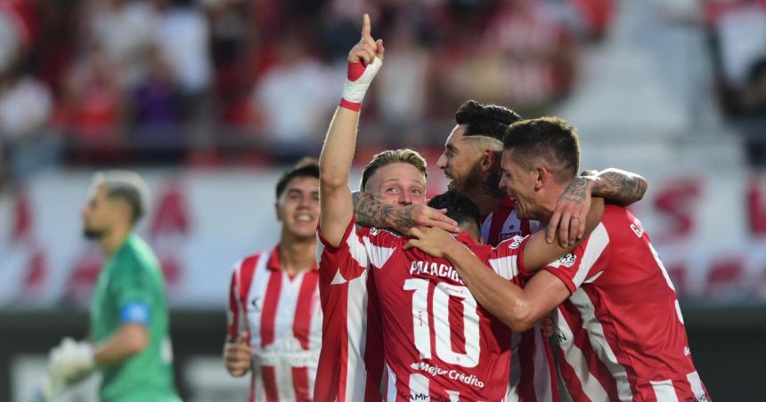 Estudiantes frenoacute a Racing y le ganoacute 2-0