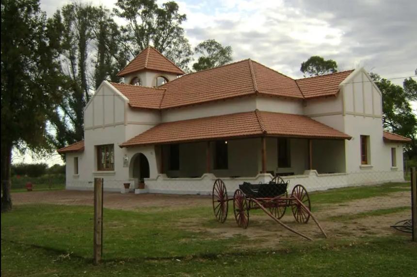 Una pareja demorada por dantildeos en la Estancia La Malvina