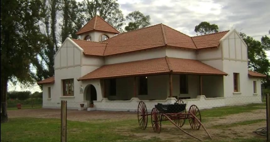 Una pareja demorada por dantildeos en la Estancia La Malvina