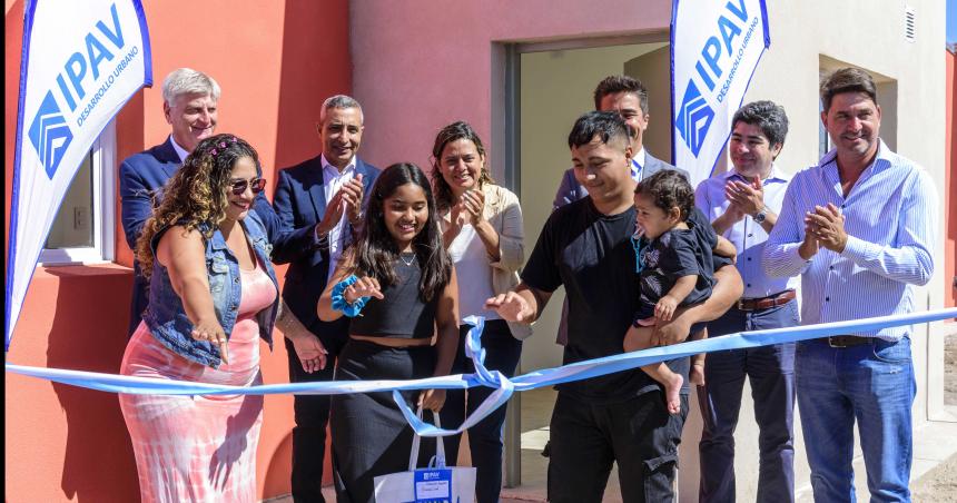 Ziliotto entregoacute viviendas e inauguroacute obras de agua potable en Algarrobo del Aacuteguila