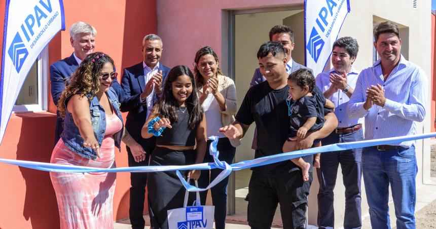 Ziliotto inauguroacute obras que garantizan el agua potable y entregoacute viviendas en Algarrobo del Aacuteguila