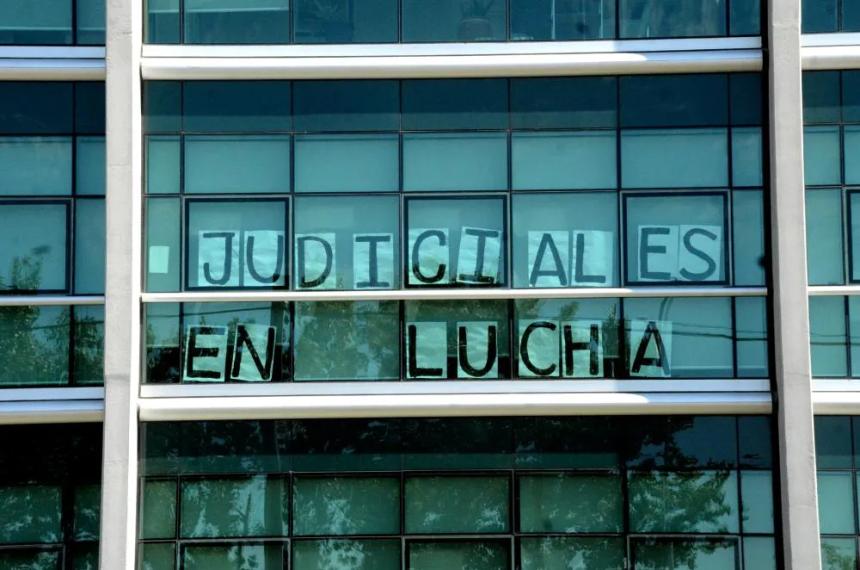 Paran los trabajadores judiciales en reclamo de salarios y categoriacuteas