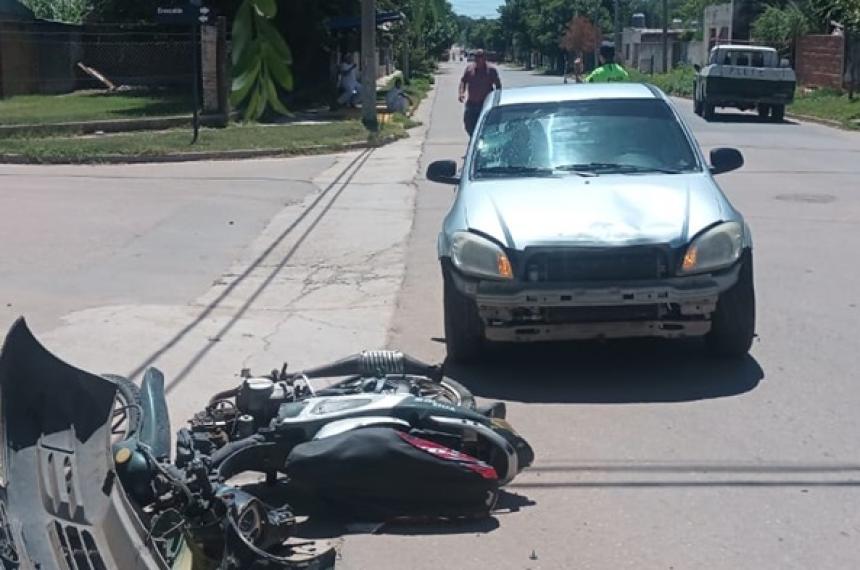 Un motociclista hospitalizado por un choque