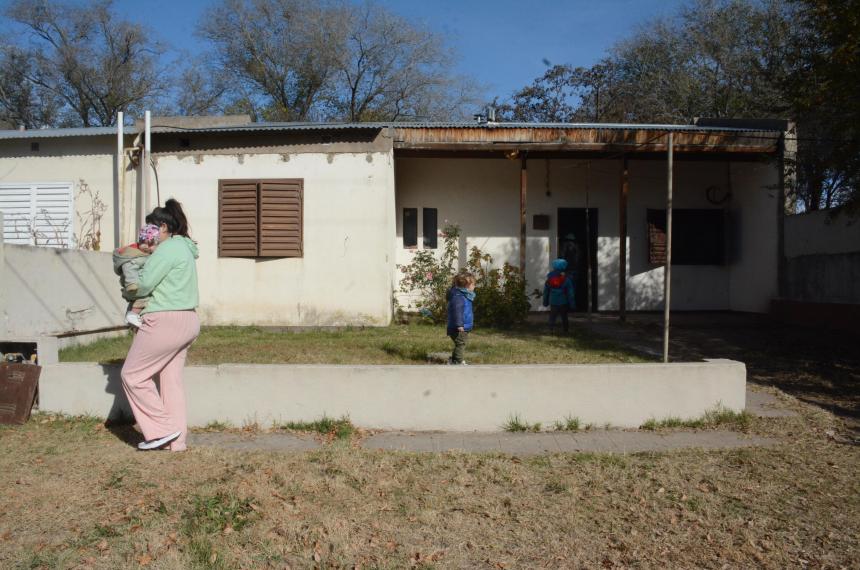 El municipio de Toay niega persecucioacuten a la mujer que ocupa una casa