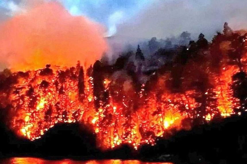 Incendio en el Parque Nacional Nahuel Huapi- continuacutea activo y ya son maacutes de 40 diacuteas