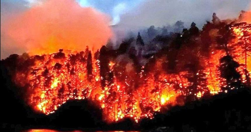 Incendio en el Parque Nacional Nahuel Huapi- continuacutea activo y ya son maacutes de 40 diacuteas