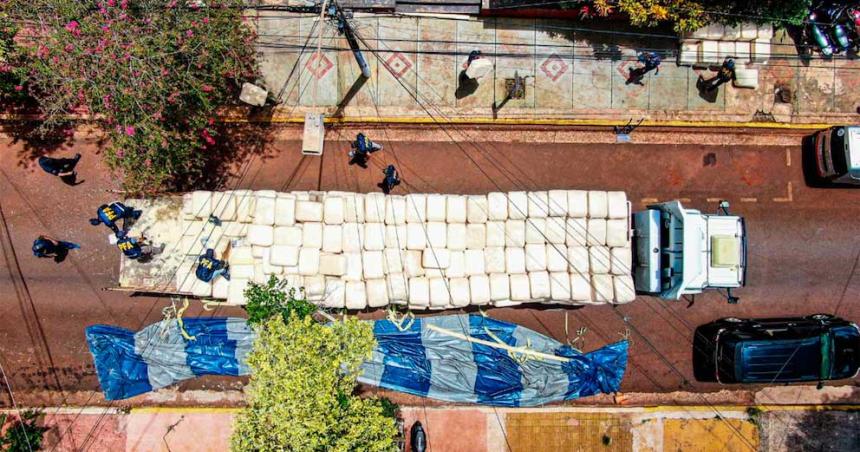 Detuvieron un camioacuten que llevaba 6 toneladas de marihuana a Buenos Aires