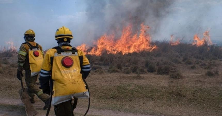 Defensa Civil combate incendios rurales en Utracaacuten y El Quinto