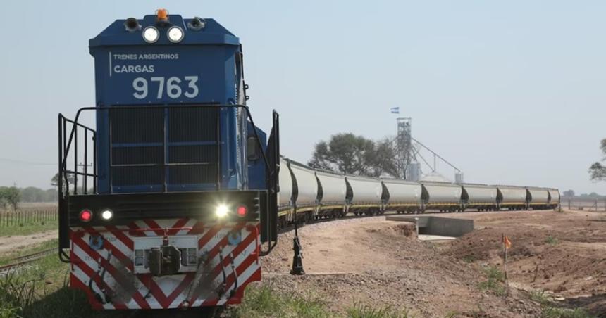 El presidente Javier Milei decretoacute la privatizacioacuten total de la empresa Belgrano Cargas