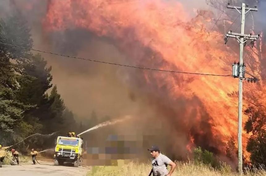 El fuego en El Bolsoacuten sigue sin control y avanza hacia la ciudad